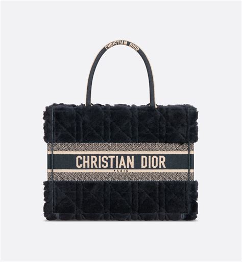 сумка муфта christian dior|Сумка Dior Book Tote, модель среднего формата.